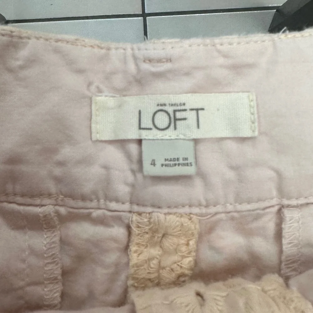 *LOFT* Light Pink Eyelet Shorts Size 4